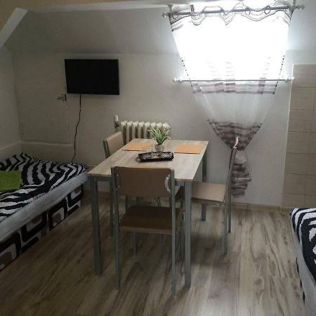 Guesthouse Zuzana Spacince ภายนอก รูปภาพ